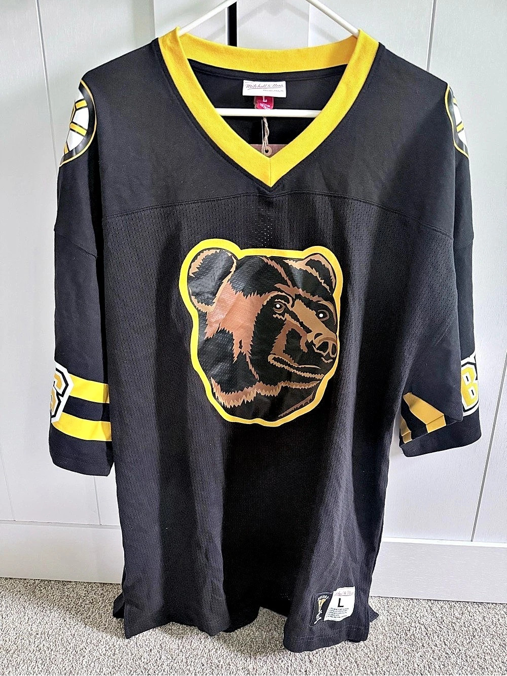 Mitchell & Ness NHL Playmaker Cotton Mesh V-Neck Vintage Logo Bruins Black &